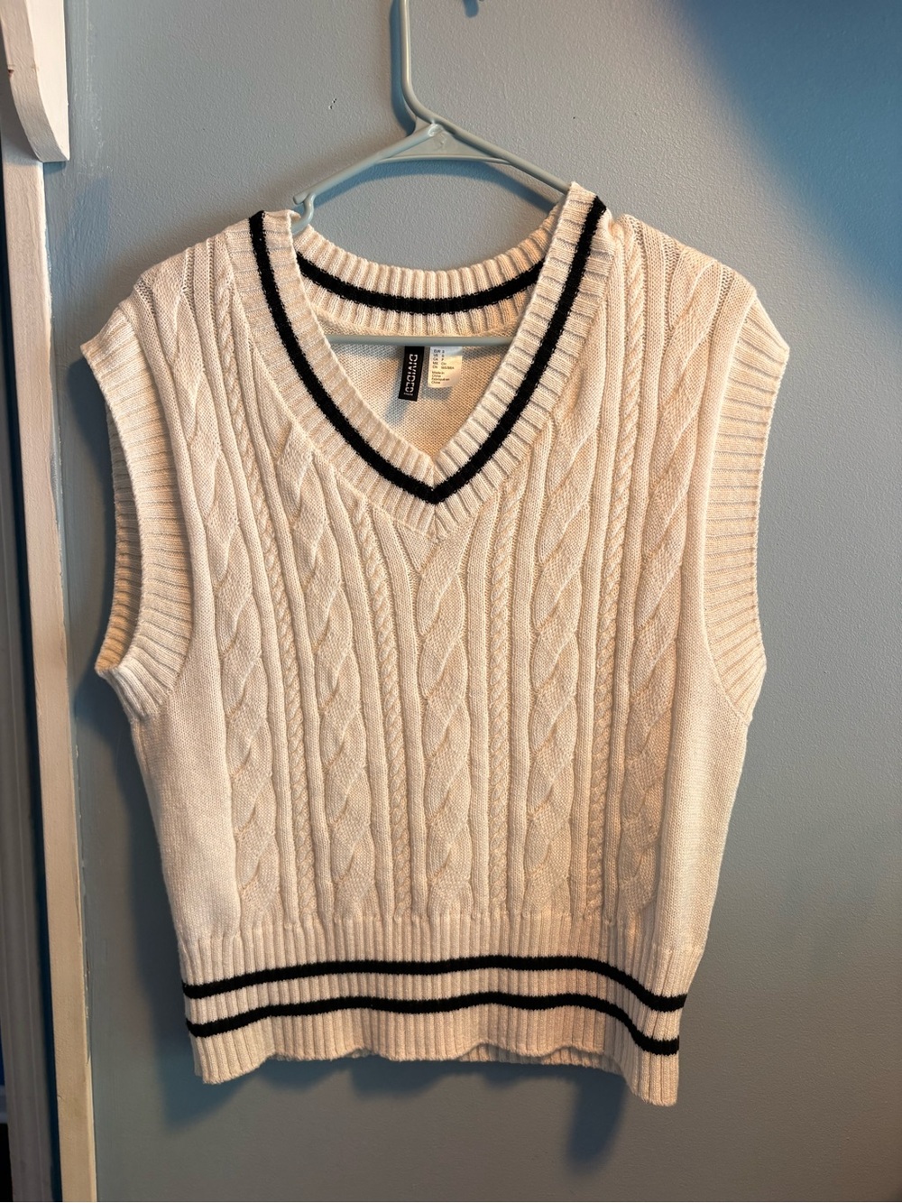 Divided H&M off white Cable Knit V-Neck Sweater Vest with Black Trim